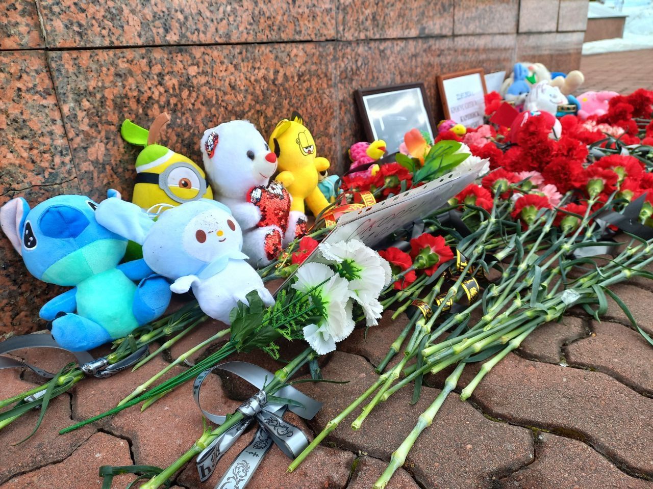 Карпинцы принесли игрушки и цветы к мемориалу в память о погибших в «Крокус Сити Холл»