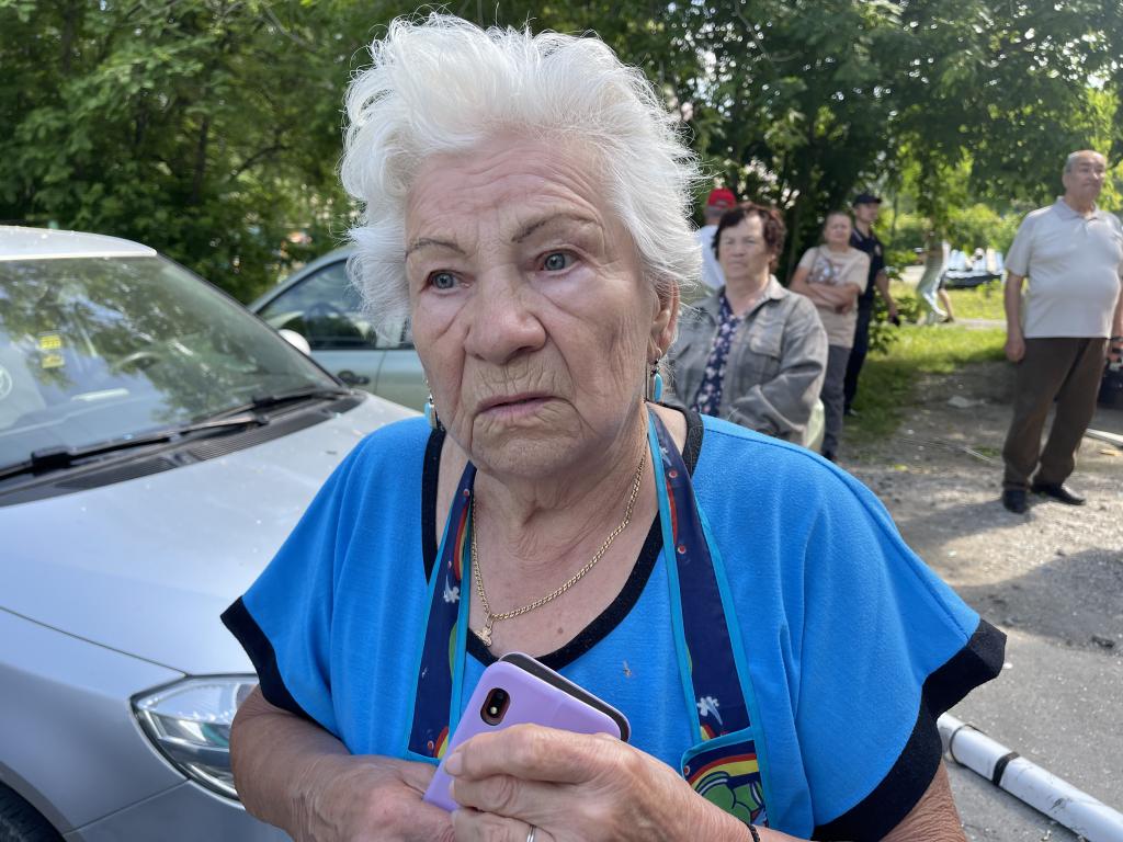 Светлана Волкова рассказала, что от взрыва газа выбило стекла на ее балконе. Фото: Анна Куприянова, "Глобус"