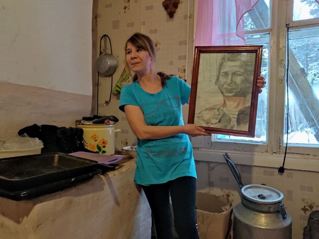 Это рисунок Димы. Карандашом он нарисовал себя и маму. Галина хранит рисунок на память о погибшем в зоне сыне. Фото: Андрей Клейменов, "Глобус" Это рисунок Димы. Карандашом он нарисовал себя и маму. Галина хранит рисунок на память о погибшем в зоне сыне. Фото: Андрей Клеймёнов, "Глобус"