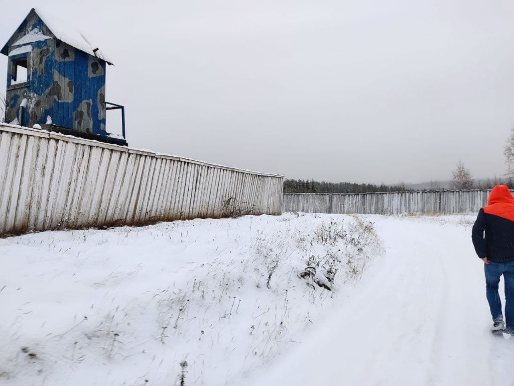 Легендарная колония "Черный беркут". Ноябрь 2021 года. "Колючки" на заборе уже нет. Фото: Андрей Клеймёнов, "Глобус"