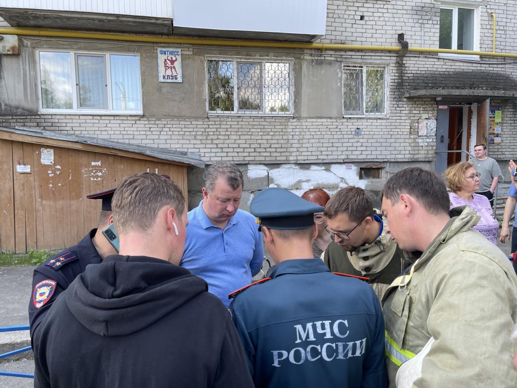 У дома собрались руководители различных ведомств и глава Серова Василий Сизиков. Фото: Анна Куприянова, "Глобус"