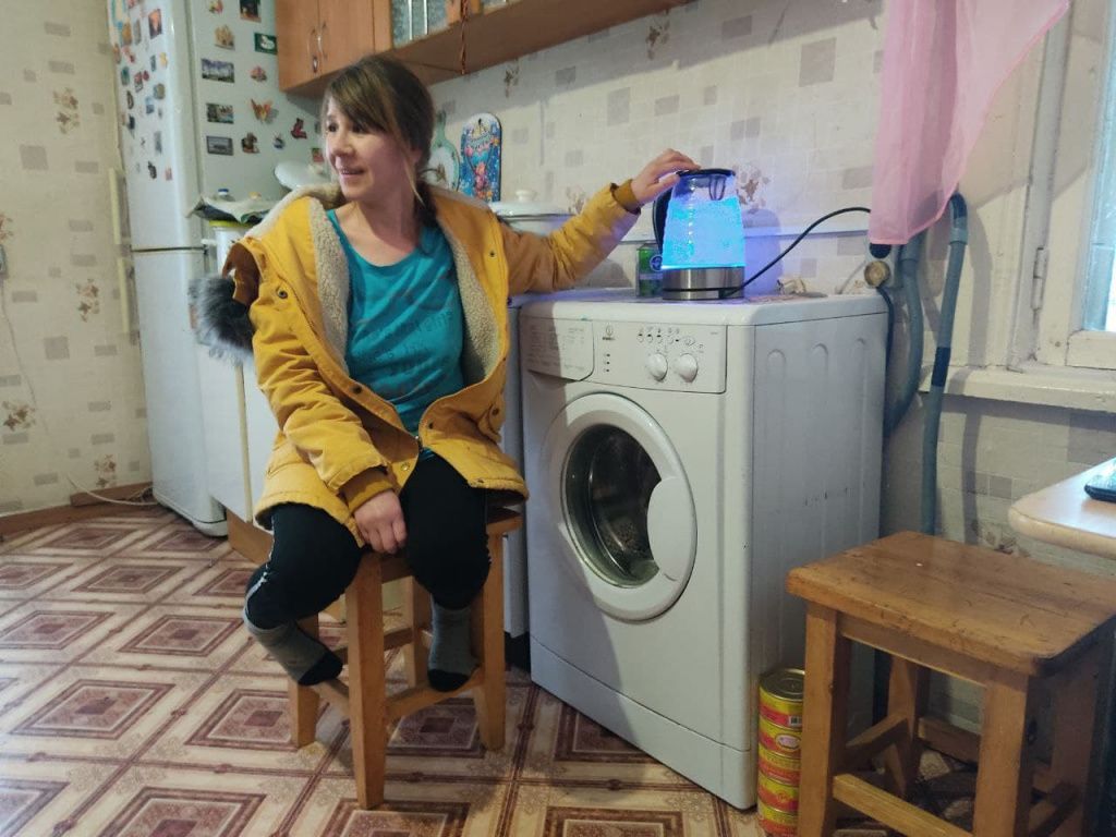 Галина Клиновая поит гостей чаем и рассказывает, что ее семья ждет выдачи сертификата, чтобы навсегда уехать из Лозьвинского. Фото: Андрей Клейменов, "Глобус" Галина Клиновая поит гостей чаем и рассказывает, что ее семья ждет выдачи сертификата, чтобы навсегда уехать из Лозьвинского. Фото: Андрей Клеймёнов, "Глобус"