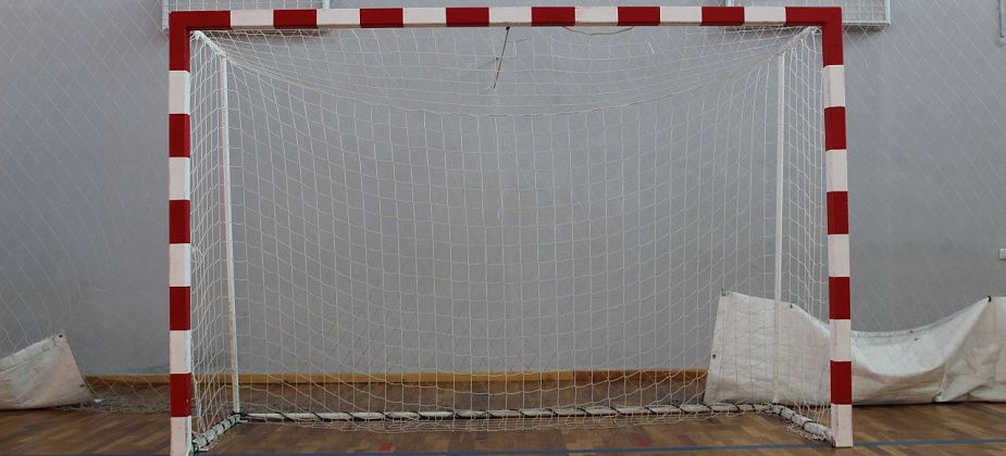 Карпинские и краснотурьинские спортсмены выясняют, кто играет в мини-футбол лучше